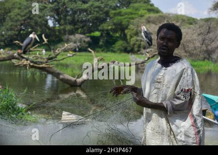 Hawassa, Éthiopie.29 octobre 2021.Aman Qassim, pêcheur de 30 ans, pêche au lac Hawassa dans la ville de Hawassa, capitale de l'État régional de Sidama en Éthiopie, le 13 octobre 2021.Credit: Michael Tewelde/Xinhua/Alay Live News Banque D'Images