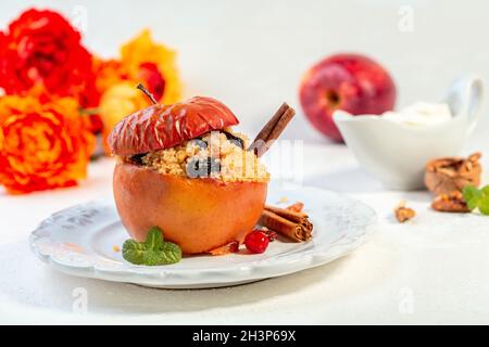 Pomme épicée cuite au four avec des baies séchées et couscous. Banque D'Images