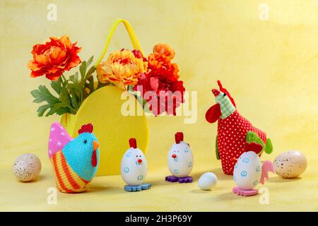 Décor de Pâques amusant et un panier de fleurs. Banque D'Images