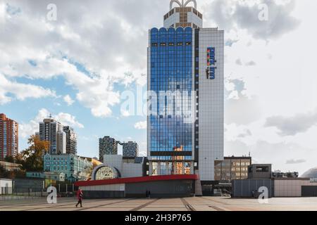 Kiev, Ukraine - 23 octobre 2021 : fragment de la place de la Trinité et vue sur l'hôtel, les bureaux et les bâtiments résidentiels. Banque D'Images