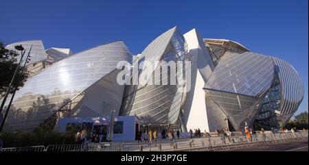 Louis Vuitton Foundation (Fondation Louis-Vuitton), Art Museum, Architect Frank  Gehry, Paris, France, Europe Stock Photo - Alamy