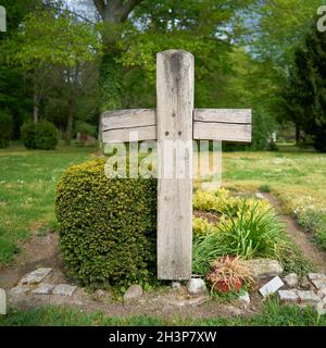 Croix en bois sur une tombe du cimetière Banque D'Images