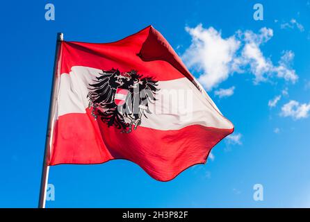 Drapeau autrichien qui flotte dans le vent Banque D'Images