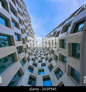 Vue sur le gratte-ciel Upper West à Breitscheidplatz à Berlin par dessous Banque D'Images