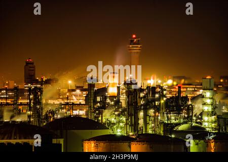 Vue de nuit de la zone industrielle de Keihin, visible depuis le Kawasaki Marien Banque D'Images