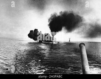 Le navire de guerre de la Marine allemande SMS Schleswig-Holstein tirant un salvo pendant la bataille du Jutland en mer du Nord. Banque D'Images