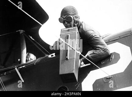 Un photographe de reconnaissance aérienne avec un appareil photo Graflex, circa.1917-18. Banque D'Images