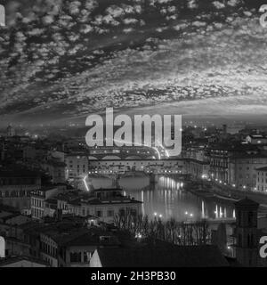 Niveaux de gris. Nuit Florence vue sur la ville (Italie, Toscane) sur la rivière Arno. Banque D'Images