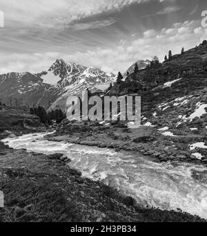 Niveaux de gris.Cours d'eau des Alpes d'été en route vers Kaunertal Gletscher Banque D'Images