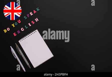 Parlez-vous anglais.École pour l'étude de la langue anglaise.Un carnet vierge, un stylo, le drapeau du Royaume-Uni sur un Banque D'Images