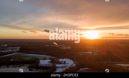 Vue aérienne d'un magnifique et spectaculaire coucher de soleil sur un lac forestier reflété dans l'eau, paysage tir de drone Banque D'Images