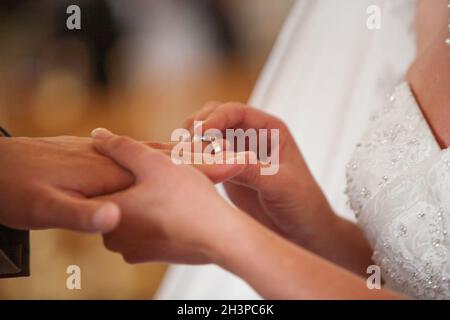 Libre de mettre un anneau de mariage mariée sur le doigt du marié. Wedding couple. Banque D'Images