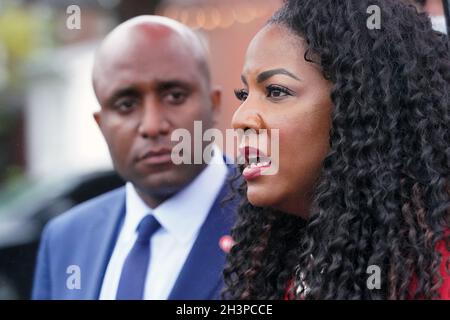 St. Louis, États-Unis.29 octobre 2021.Le maire de St. Louis, M. Tishaura Jones, fait ses commentaires en tant que maire de Kansas City, M. Quinton Lucas, s'intéresse à la suite d'une table ronde sur la violence par les armes à feu dans les deux villes, à St. Louis, le vendredi 29 octobre 2021.Au cours du briefing, cinq coups de feu ont sonné d'une maison voisine, ce qui a incité beaucoup de personnes de la conférence de presse à se couvrir à l'intérieur d'un bâtiment.Ni le maire n'a flirté ni n'est parti après les coups de feu.Photo par Bill Greenblatt/UPI crédit: UPI/Alay Live News Banque D'Images