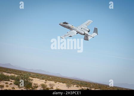 Un Thunderbolt II A-10 affecté au 47e Escadron de chasseurs, base aérienne de Davis-Monthan, Arizona, effectue une démonstration de straffage pour les aviateurs et les commandants honoraires de Luke AFB, Arizona, lors d'une tournée le 21 octobre 2021, au champ auxiliaire de la Force aérienne de Gila Bend, Arizona.Au cours de leur visite, 55 commandants honoraires ont pris connaissance des opérations de Gila Bend et de la chaîne de tir Barry M. Goldwater et de son importance dans la formation de multiples installations militaires dans la région environnante.Le programme des commandants honoraires de l’AFB de Luke offre une occasion aux responsables communautaires locaux, régionaux et nationaux Banque D'Images