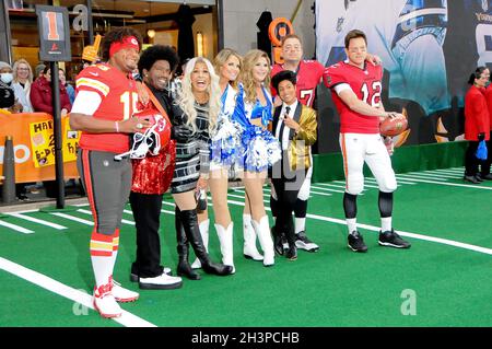 New York, États-Unis.29 octobre 2021.Hôtes Craig Melvin, Al Roker, Hoda Kotb, Savannah Guthrie, Jenna Bush,Sheinelle Jones, Carson Daly et Willie Geist assistent à l'émission télévisée d'aujourd'hui spéciale Halloween au Rockefeller Center.Crédit : SOPA Images Limited/Alamy Live News Banque D'Images