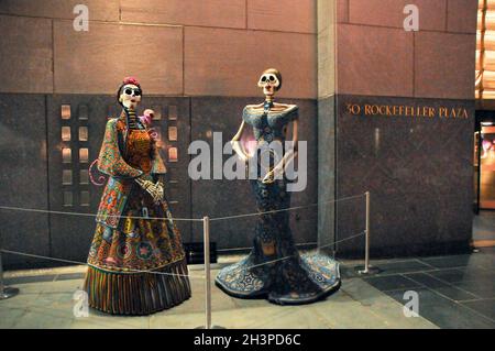 New York, États-Unis.29 octobre 2021.Sculptures squelettiques exposées dans le cadre de l'installation d'art Dia de Muertos pendant la semaine du Mexique au Rockerfeller Center de New York.Crédit : SOPA Images Limited/Alamy Live News Banque D'Images