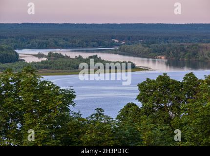 Rivière Dnipro vue en soirée depuis la colline de Taras ou Chernecha Hora (colline de Monk - point de repère important de la Tara Shevchenko Natio Banque D'Images