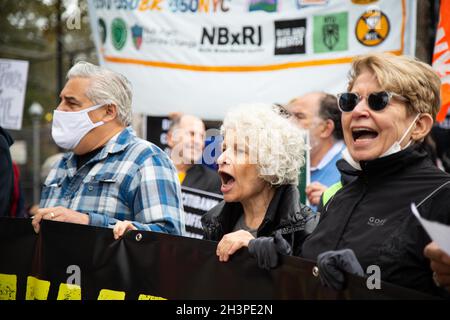 New York, États-Unis.29 octobre 2021.Des manifestants de haut rang brandissent une bannière et brandissent des slogans pendant la manifestation.des activistes environnementaux ont défilé du pont de Brooklyn à la Réserve fédérale, puis au siège social de Citibank à l'occasion du neuvième anniversaire de l'ouragan Sandy pour appeler au désinvestissement des combustibles fossiles.Ils ont tenu un bref dé-dans après la discothèque-bedience à Citibank.Crédit : SOPA Images Limited/Alamy Live News Banque D'Images