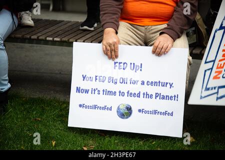 New York, États-Unis.29 octobre 2021.Les manifestants tiennent des signes.Les militants écologistes ont défilé du pont de Brooklyn à la Réserve fédérale, puis au siège social de Citibank à l'occasion du neuvième anniversaire de l'ouragan Sandy pour appeler au désinvestissement des combustibles fossiles.Ils ont tenu un bref dé-dans après la discothèque-bedience à Citibank.Crédit : SOPA Images Limited/Alamy Live News Banque D'Images