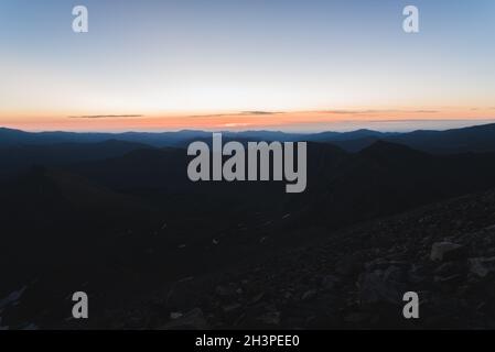 Vue sur le paysage depuis le sommet d'un fourteener au lever du soleil dans le Colorado. Banque D'Images