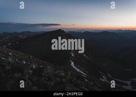 Vue sur le paysage depuis le sommet d'un fourteener au lever du soleil dans le Colorado. Banque D'Images