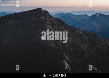 Vue sur le paysage depuis le sommet d'un fourteener au lever du soleil dans le Colorado. Banque D'Images