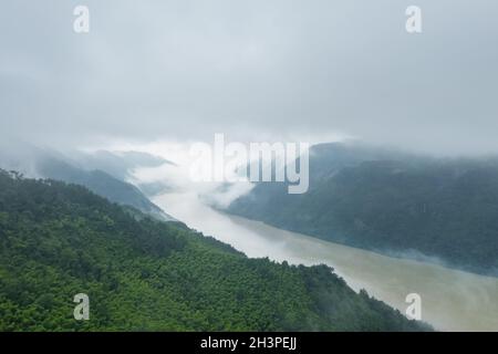 Vue aérienne de la belle rivière fuchun après la pluie Banque D'Images