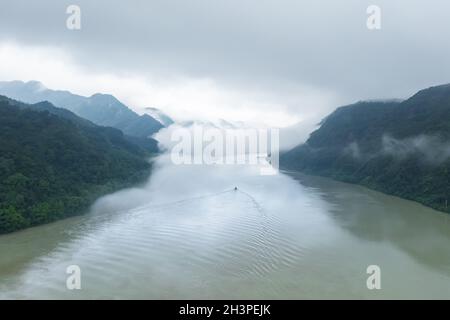 Vue aérienne de la belle rivière fuchun après la pluie Banque D'Images