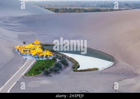 Magnifique croissant de lune ressort la nuit tombée Banque D'Images