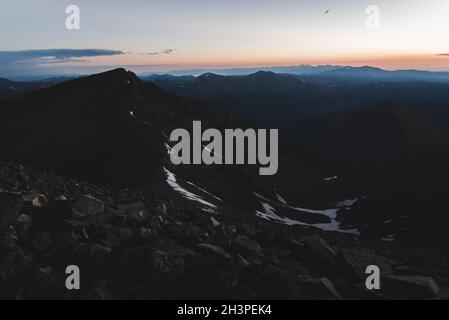 Vue sur le paysage depuis le sommet d'un fourteener au lever du soleil dans le Colorado. Banque D'Images