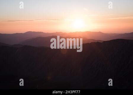 Vue sur le paysage depuis le sommet d'un fourteener au lever du soleil dans le Colorado. Banque D'Images