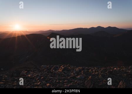 Vue sur le paysage depuis le sommet d'un fourteener au lever du soleil dans le Colorado. Banque D'Images