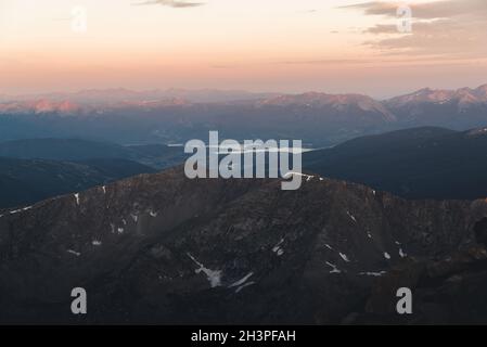 Vue sur le paysage depuis le sommet d'un fourteener au lever du soleil dans le Colorado. Banque D'Images