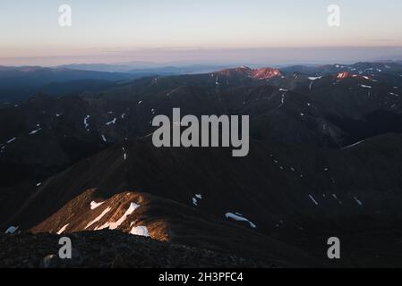 Vue sur le paysage depuis le sommet d'un fourteener au lever du soleil dans le Colorado. Banque D'Images