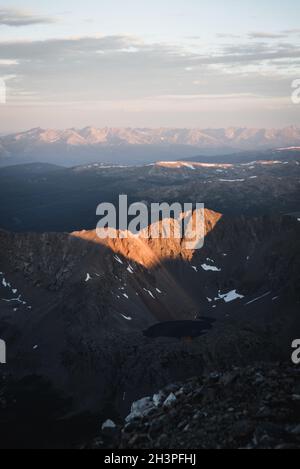 Vue sur le paysage depuis le sommet d'un fourteener au lever du soleil dans le Colorado. Banque D'Images