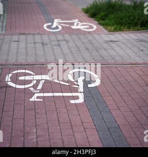 Marquage sur une piste cyclable dans deux directions au niveau du Port de Swinoujscie en Pologne Banque D'Images