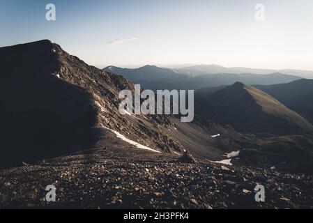 Vue sur le paysage depuis le sommet d'un fourteener au lever du soleil dans le Colorado. Banque D'Images