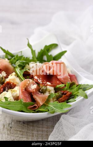 Salade d'arugula, prosciutto aux tomates séchées Banque D'Images