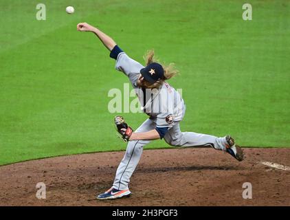 Atlanta, États-Unis.29 octobre 2021.Le pichet de secours d'Astros de Houston Ryne Stanek lance dans le 8e repas du jeu trois contre les Braves d'Atlanta dans la série mondiale de MLB à Truist Park à Atlanta, en Géorgie, le vendredi 29 octobre 2021.Photo de David Tulis/UPI crédit: UPI/Alay Live News Banque D'Images