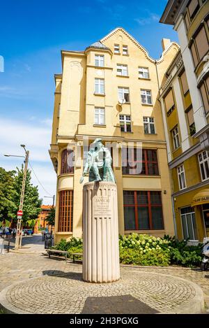 Poznan, Pologne - 09 août 2021.Statue de Klemens Janicki - Pomnik Janickiego Banque D'Images