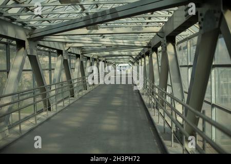 Poutres de pont en acier.Construction du pont.Passage piéton au-dessus de l'autoroute.Pont couvert de l'autre côté de la route. Banque D'Images