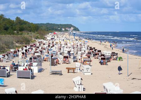 Vacanciers sur la plage bondée d'Heringsdorf sur la côte allemande de la mer Baltique Banque D'Images