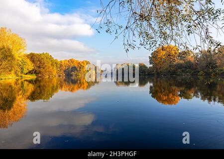 Superbe vue d'automne sur la rivière Marica près de Topolovgrad, Bulgarie Banque D'Images