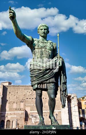 Statue César de l'empereur romain Gaius Julius à Rome, Italie.Concept d'autorité, de domination, de leadership et d'orientation. Banque D'Images