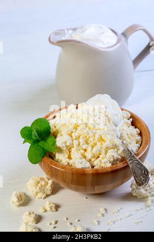 Fromage cottage de ferme avec crème aigre maison. Banque D'Images