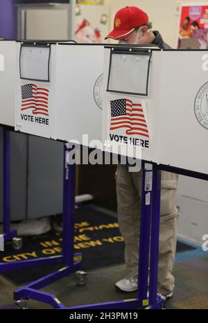 Jackson Heights, Queens, New York, États-Unis, octobre 29,2021 - les résidents du Queens votent en avance pour l'élection de Mayoral aujourd'hui à Jackson Heights New York.Photo: Crédit PHOTO Luiz Rampelotto/EuropaNewswire OBLIGATOIRE. Banque D'Images