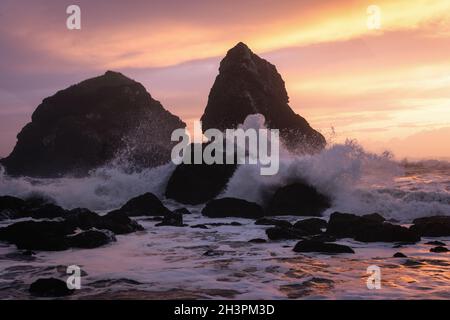 Coucher de soleil à Rocky Beach, côte nord de la Californie Banque D'Images