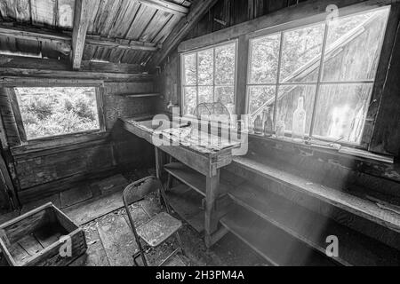Image en noir et blanc de l'intérieur d'une cabine abandonnée. Banque D'Images