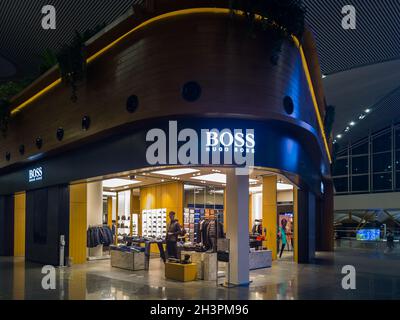 Istanbul, Turquie - 27 octobre 2021 : vue de la boutique Hugo Boss à l'aéroport d'Istanbul Banque D'Images