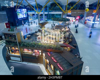 Istanbul, Turquie - 27 octobre 2021 : vue de dessus du terminal de l'aéroport d'Istanbul avec Jacks Burger en vue. Banque D'Images